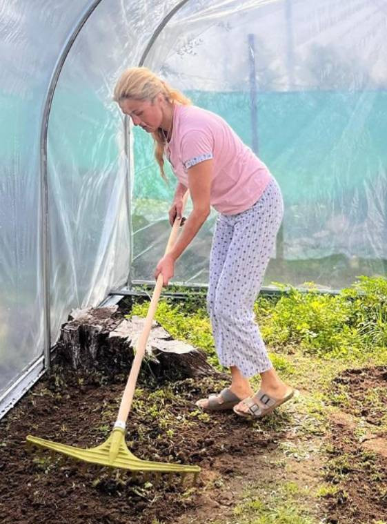 Şöhreti bırakıp doğaya çekilen ünlü manken tarlada çalışmaya başladı - Resim: 9